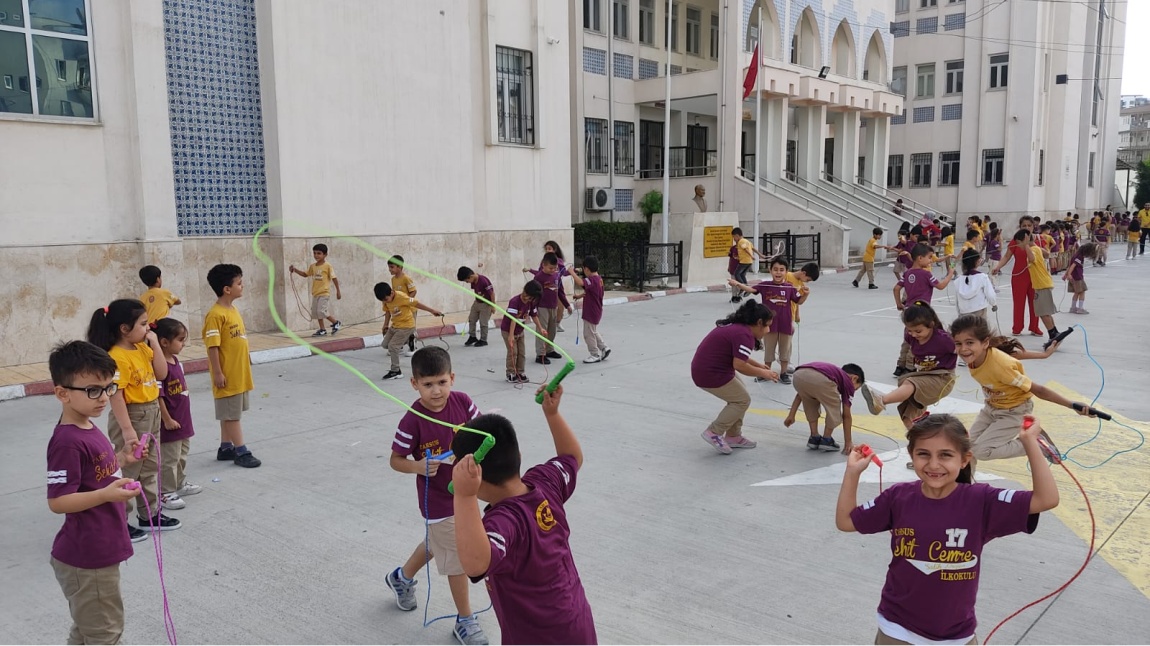 1. Sınıf öğrencilerimiz insesi etkinliği olarak ip atlama etkinliği düzenlediler. 